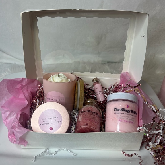 “PAMPER ME” Gift Box Rose Soy Candle, Shaving Balm/Cream Soak,Rose Salt Soak - Picture 3 of 10